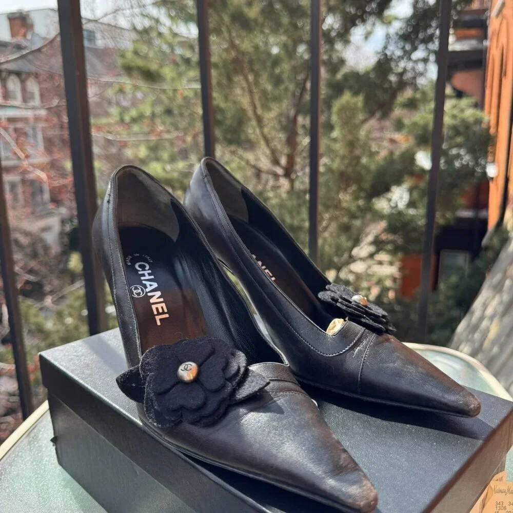 Vintage Chanel Classic Pump Black Camellia Flower Pointed Toe Heels Black 7